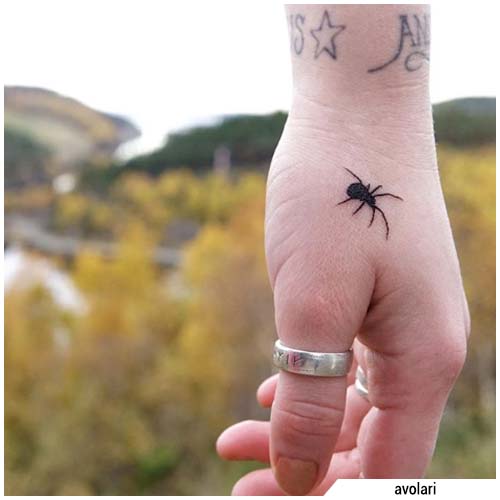 tatuaje de araña pequeña