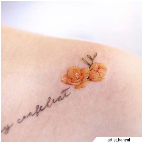 Pequeños tatuajes de flores de clavícula