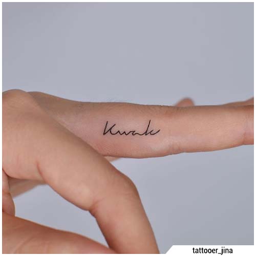 pequeños tatuajes escritos con los dedos internos