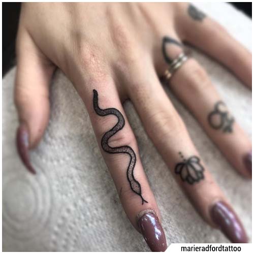 tatuaggi piccoli serpente dito