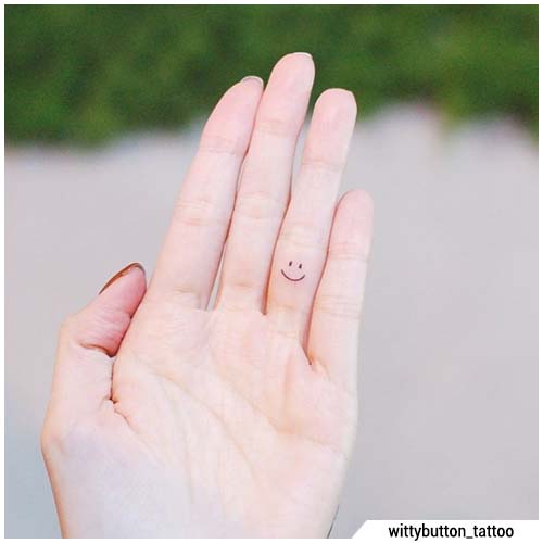 pequeña sonrisa tatuajes en los dedos