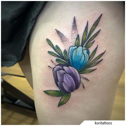 tatuaje de tulipán morado y azul