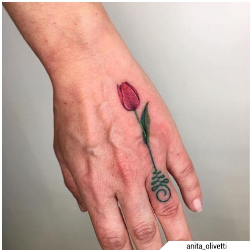 tatuaje de tulipán unalome