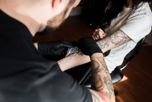 Quanto tenere pellicola dopo il tatuaggio  Inkme Tattoo Blog - L'arte Del  Tatuaggio