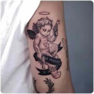 tatuaggio angioletto con mitra